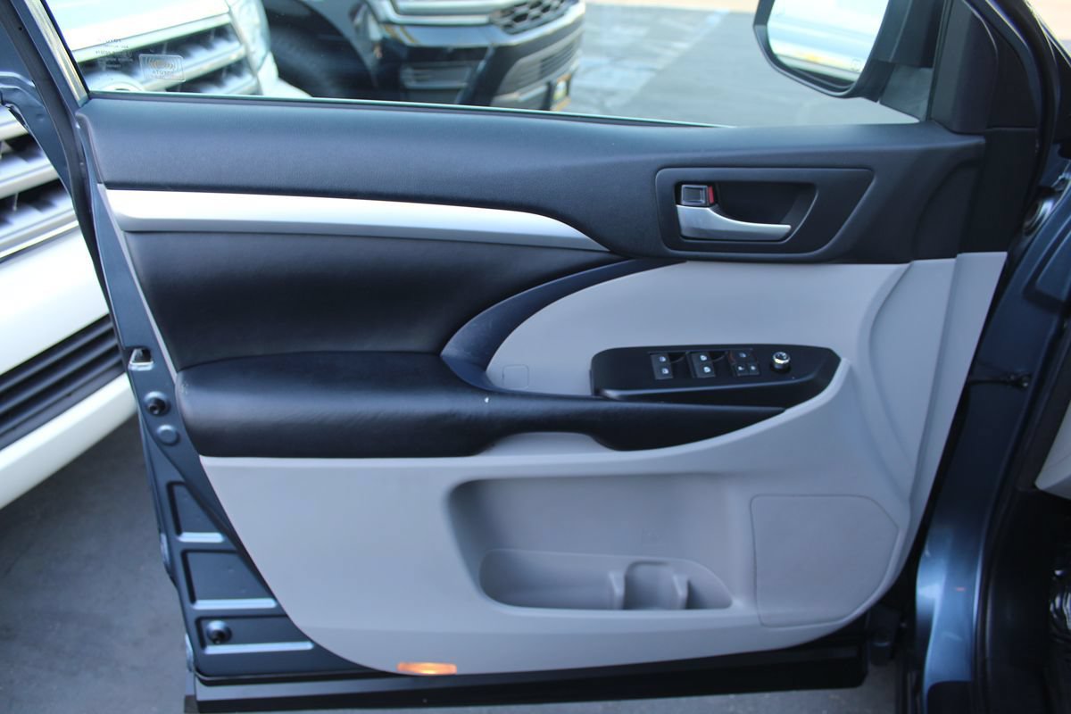 Used 2018 Toyota Highlander XLE w/ Carpet Mat Package (TMS) FWD image 18