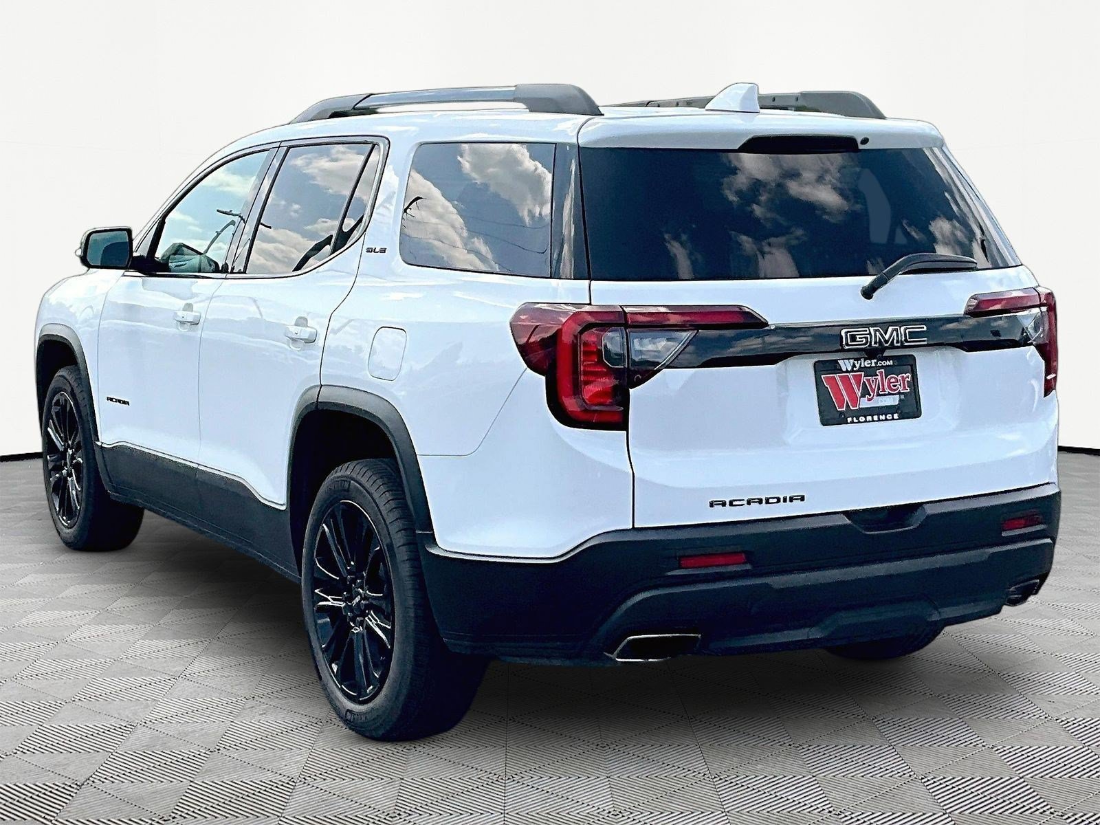 Used 2022 GMC Acadia SLE w/ Driver Convenience Package FWD image 4
