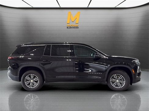 Used 2025 Chevrolet Traverse LT image 2