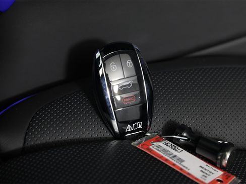 New 2025 Bentley Bentayga image 33