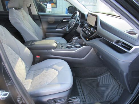 Used 2023 Toyota Highlander Bronze Edition AWD/4WD image 22
