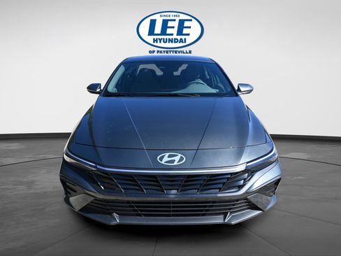 Certified 2025 Hyundai Elantra SE FWD image 8