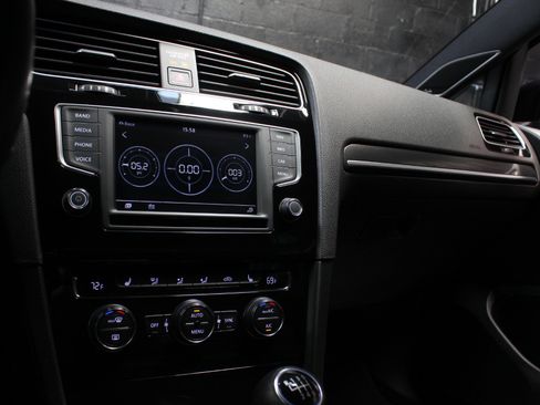 Used 2017 Volkswagen Golf R 4-Door image 42