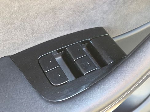 Used 2021 Tesla Model Y Long Range AWD/4WD image 29