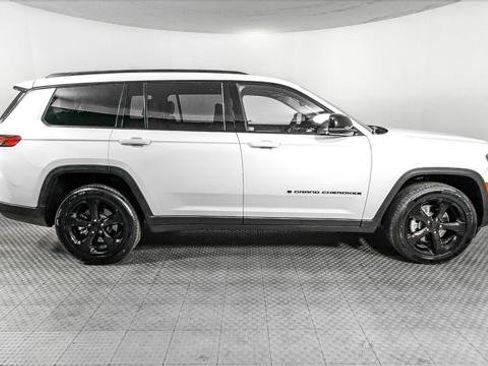 Used 2023 Jeep Grand Cherokee L Limited w/ Black Appearance Package RWD image 9