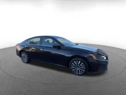 Used 2025 Nissan Altima 2.5 SV FWD image 2