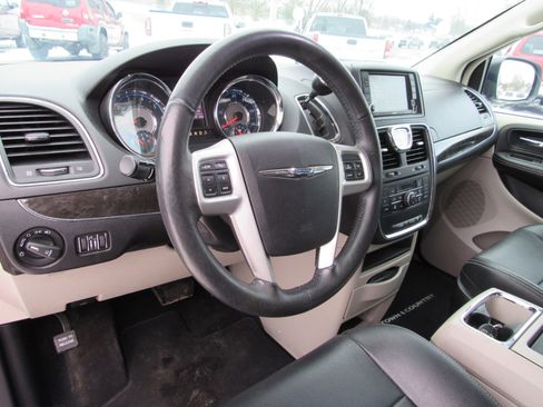 Used 2016 Chrysler Town & Country Touring w/ Driver Convenience Group image 18