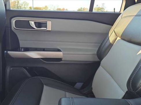 Used 2022 Ford Explorer XLT w/ Equipment Group 202A image 11