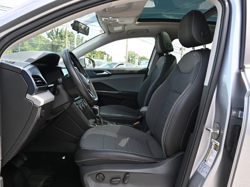 Used 2022 Volkswagen Taos SE image 2