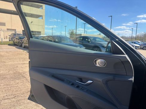 Used 2025 Hyundai Elantra SEL image 18