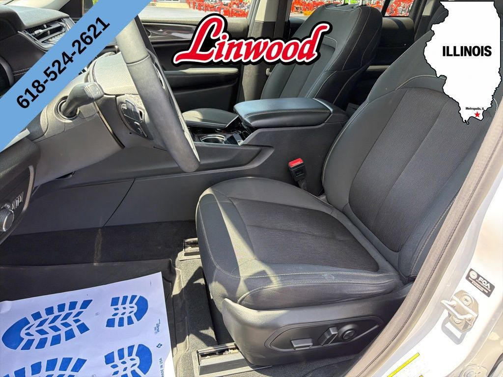 Used 2023 Jeep Grand Cherokee Laredo w/ Luxury Tech Group I AWD/4WD image 15