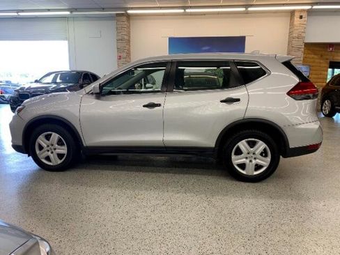 Used 2017 Nissan Rogue S image 2