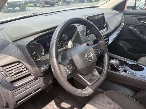 Used 2025 Nissan Rogue SV FWD image 7
