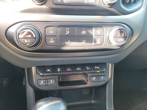 Used 2022 Chevrolet Colorado Z71 w/ Z71 Midnight Edition AWD/4WD image 13