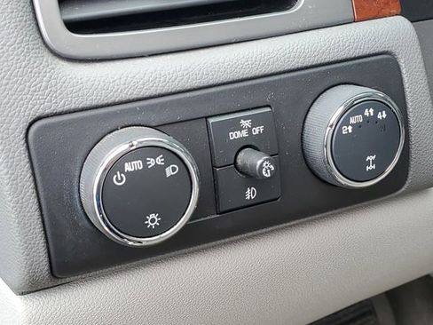 Used 2013 Chevrolet Avalanche LT image 31