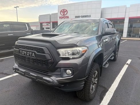 Used 2017 Toyota Tacoma TRD Sport w/ Tow Package (A/T) AWD/4WD image 1