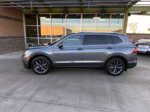 Used 2023 Volkswagen Tiguan SE w/ Panoramic Sunroof Package image 2