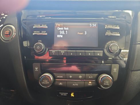 Used 2017 Nissan Rogue SV image 18