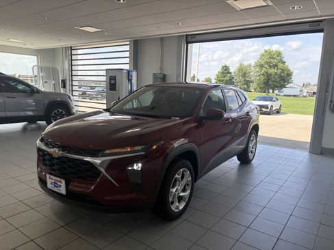 Used 2024 Chevrolet Trax LS w/ LS Convenience Package FWD image 6
