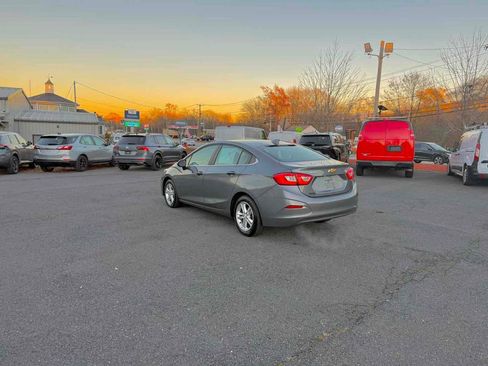 Used 2018 Chevrolet Cruze LT w/ Convenience Package image 5