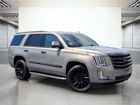 Used 2017 Cadillac Escalade Luxury AWD/4WD image 2
