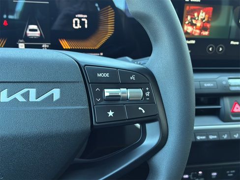 New 2025 Kia K4 LXS image 28