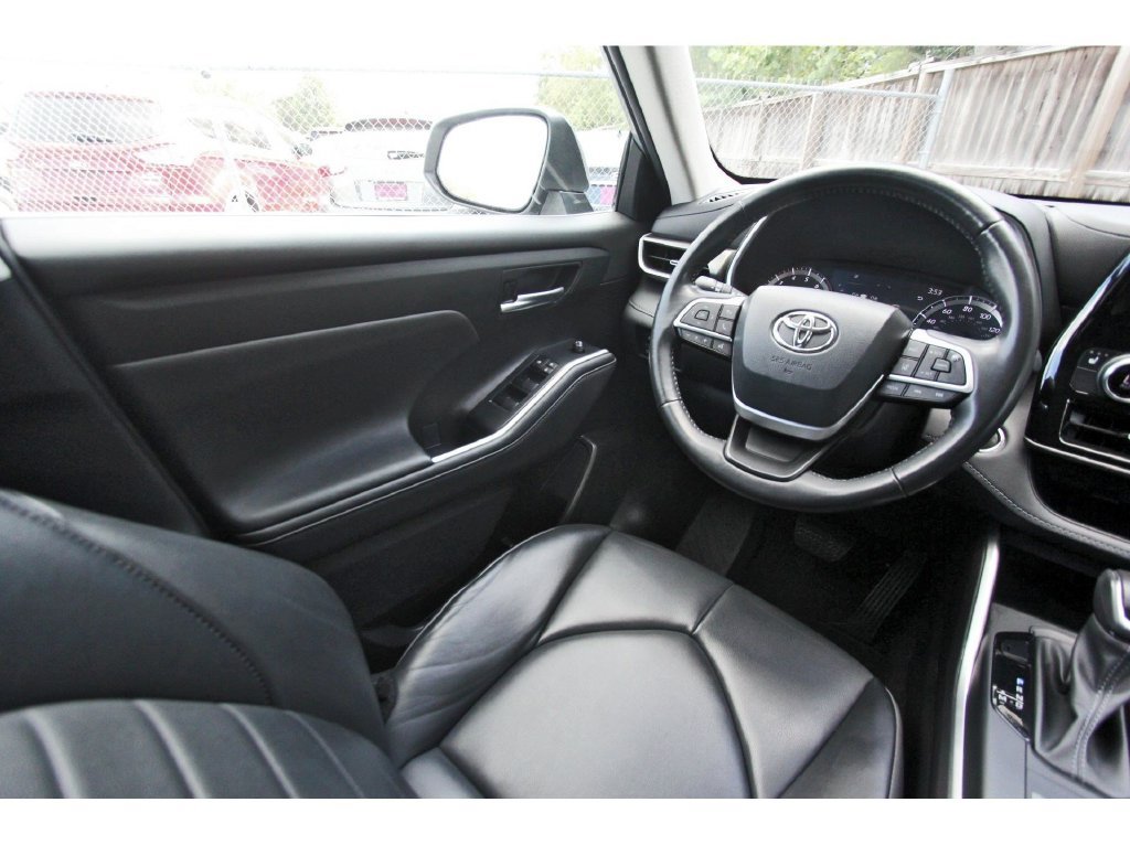 Used 2023 Toyota Highlander XLE AWD/4WD image 9