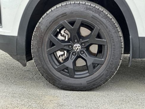 Used 2025 Volkswagen Atlas Peak Edition SE image 30