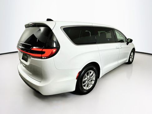 Used 2024 Chrysler Pacifica Touring-L FWD image 9