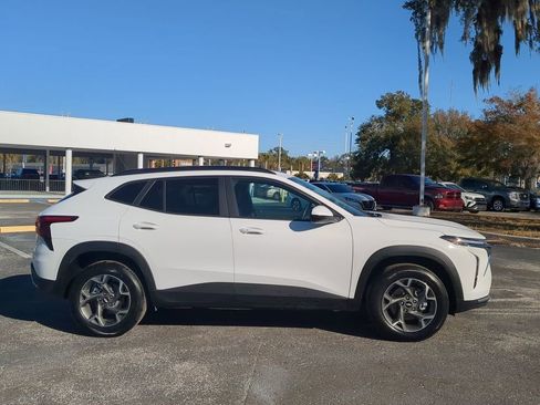 Used 2025 Chevrolet Trax LT w/ LT Convenience Package image 3