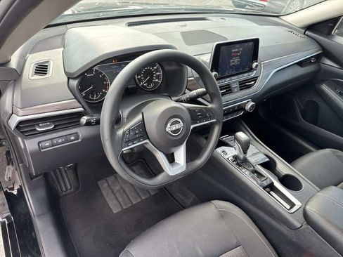 Used 2025 Nissan Altima 2.5 SV FWD image 17