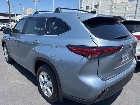 Used 2023 Toyota Highlander LE FWD image 6
