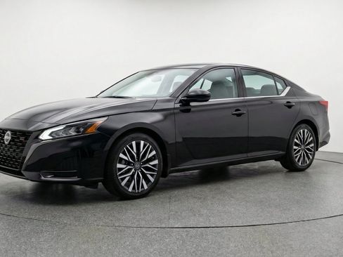 Used 2025 Nissan Altima 2.5 SV FWD image 3