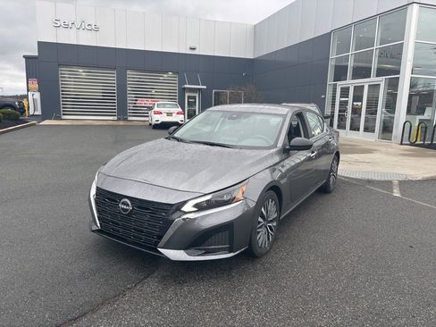 Used 2024 Nissan Altima 2.5 SV FWD image 3