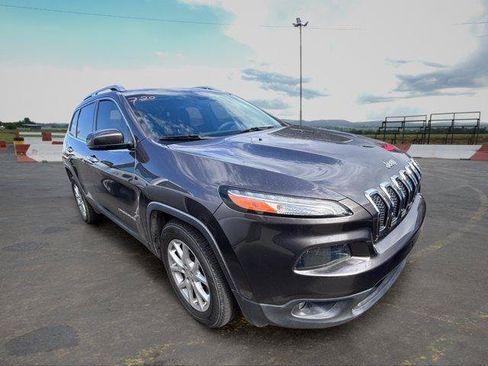 Used 2018 Jeep Cherokee Latitude Plus w/ Comfort/Convenience Group FWD image 2