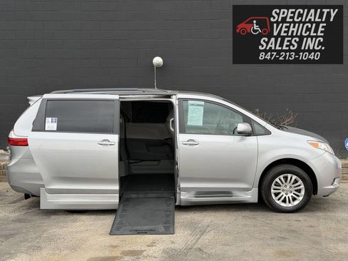 Used 2017 Toyota Sienna XLE image 2
