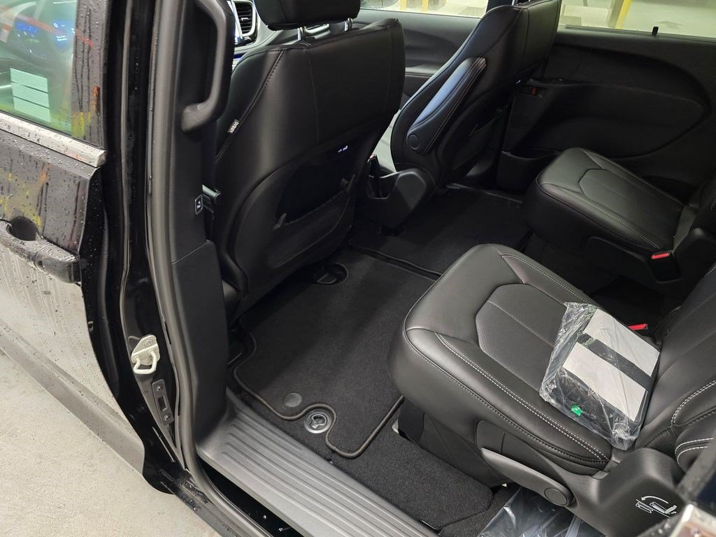 New 2027 Chrysler Pacifica Select FWD image 26