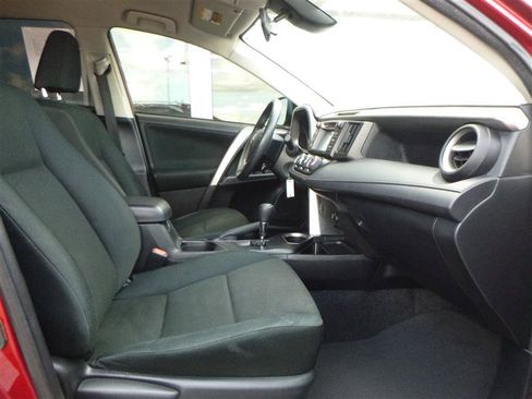 Used 2018 Toyota RAV4 LE w/ Carpet Mat Package AWD/4WD image 8