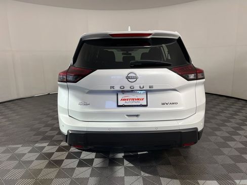 Used 2024 Nissan Rogue SV image 11