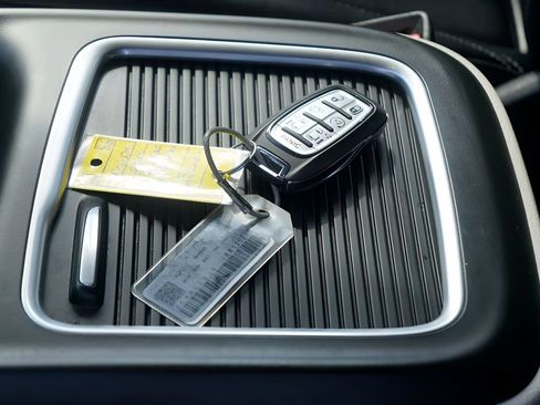 Used 2024 Chrysler Pacifica Touring-L FWD image 2