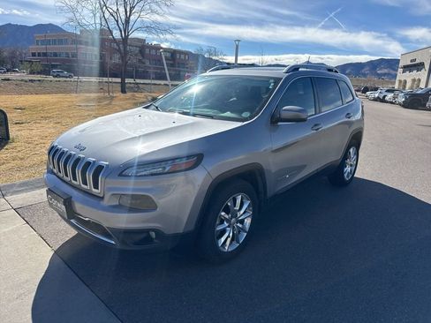 Used 2017 Jeep Cherokee Limited image 3