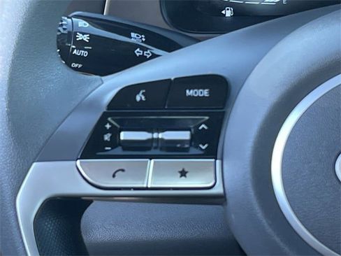 Used 2025 Hyundai Elantra SE image 12