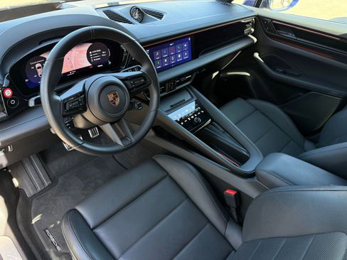 Used 2025 Porsche Macan 4S Electric AWD/4WD image 4