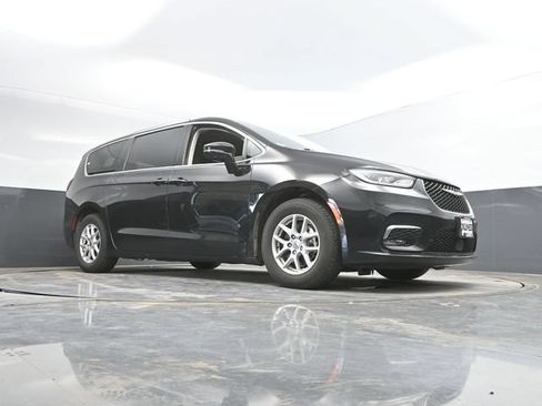 Used 2024 Chrysler Pacifica Touring-L FWD image 45