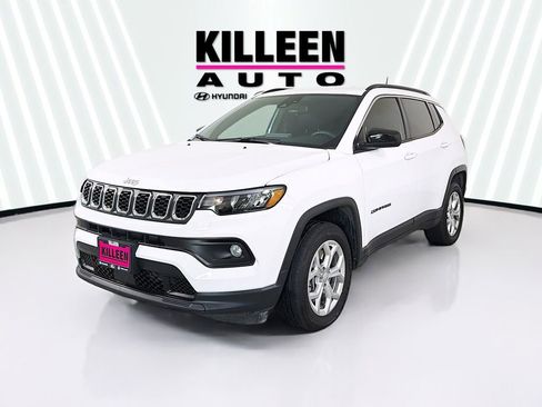 Used 2024 Jeep Compass Latitude image 3