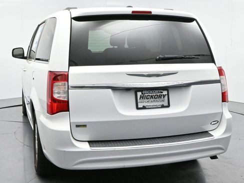 Used 2016 Chrysler Town & Country Touring FWD image 6