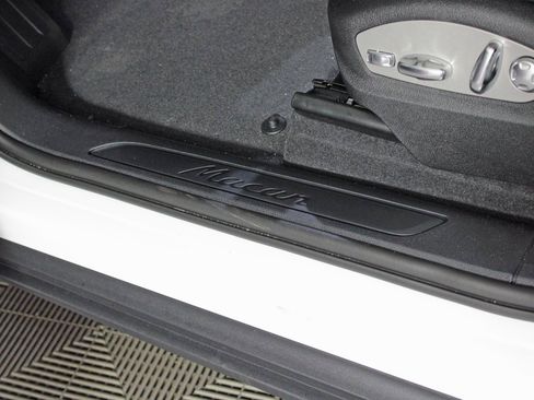 Used 2025 Porsche Macan image 18