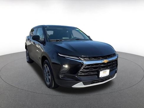 Used 2025 Chevrolet Blazer LT FWD image 3