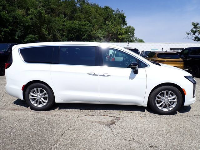 New 2027 Chrysler Pacifica Select FWD image 8