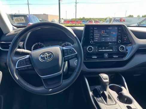 Used 2022 Toyota Highlander XLE AWD/4WD image 30